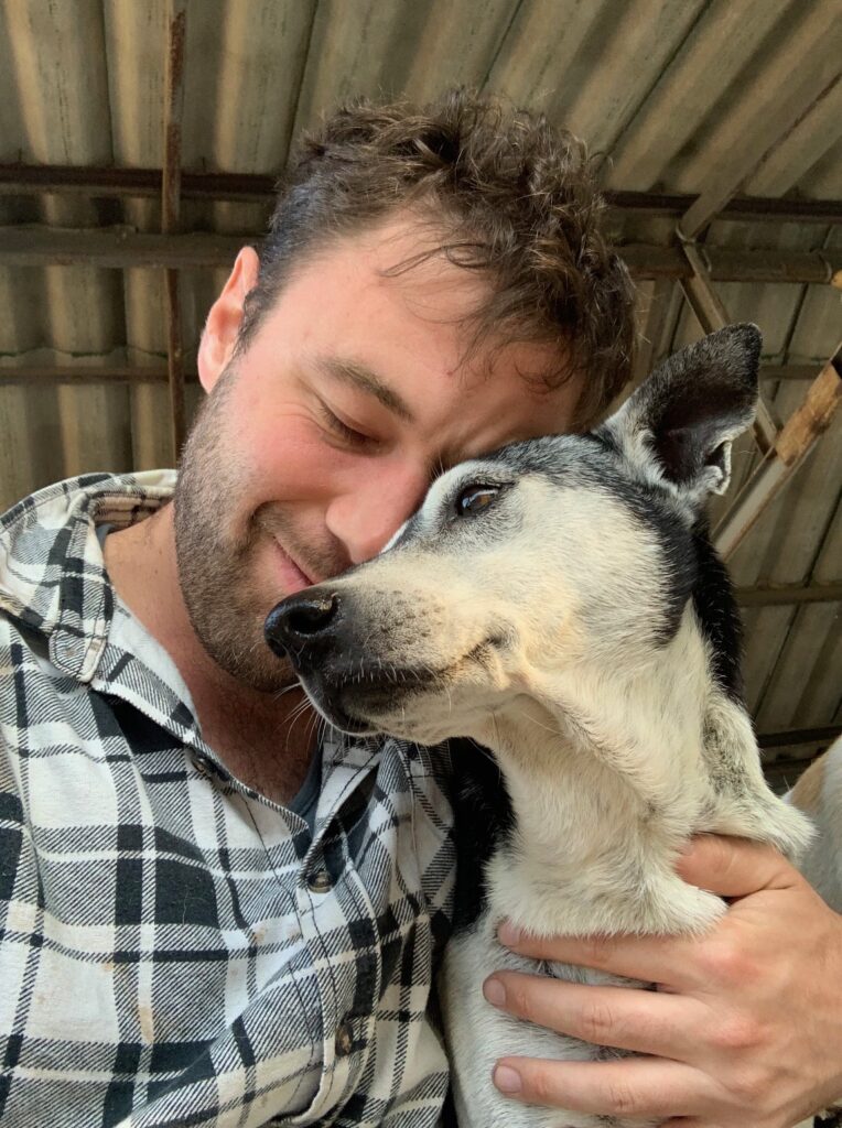 Lucien - bénévole venu aider le refuge pour chiens Ban ObOun en Thaïlande